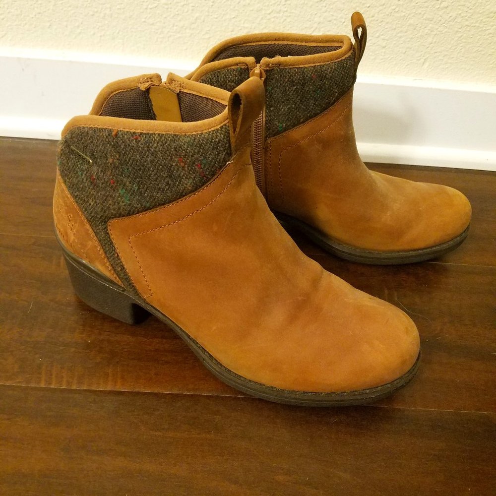 Super-cute Merrell Suede ankle boot, size 8.5